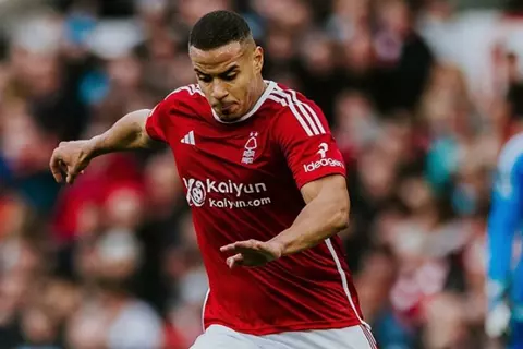 صفقة الموسم.. أرسنال وتشيلسي يتنافسان على مدافع نوتنجهام